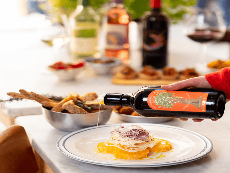 食事とワインの写真