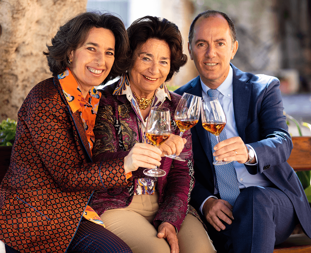 家族でワインを持つ写真